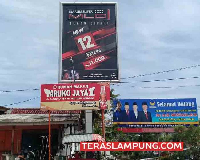 Iklan Rokok Masih Terpasang Gagah di Tepi Jalan Utama Kotabumi