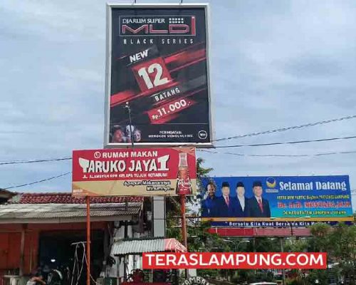 Iklan Rokok Masih Terpasang Gagah di Tepi Jalan Utama Kotabumi