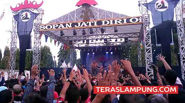 Konser di Lampung, Saat Menyanyikan Lagu Hio Iwan Fals Buka Kaos
