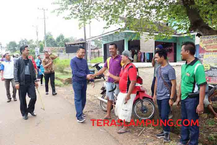 Bupati Lampura Tinjau Gotong Royong di Kelurahan Tanjung Senang