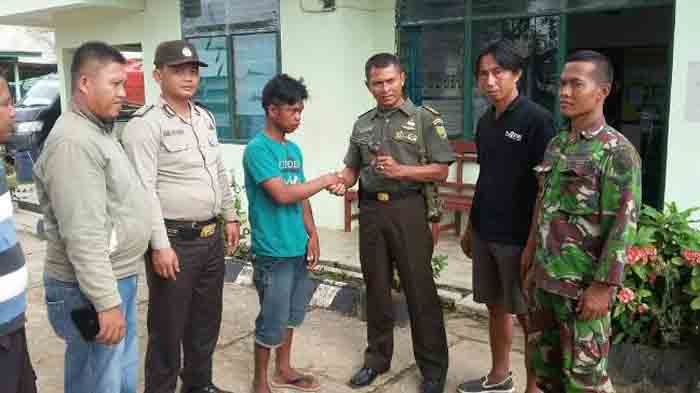 Terduga Pelaku Curas Serahkan Senjata Api Rakitan ke Koramil Rawajitu