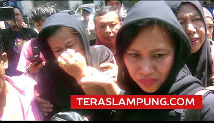 Istri M. Pansor Tinggalkan Pengadilan Sembari Menangis
