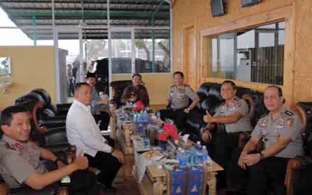 Gubernur Ridho Ficardo Menjamu Kapolri di Mahan Agung