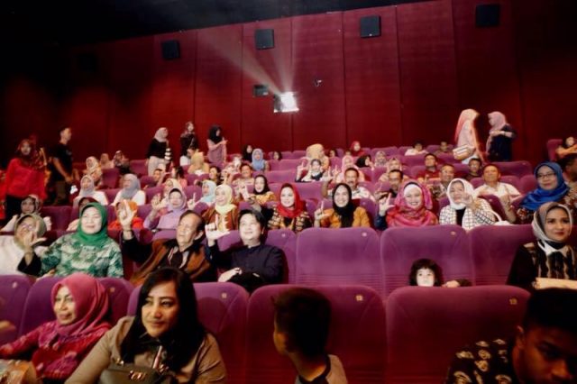 Ratusan Warga Lampung Ikut Nobar Film “Kartini” Bersama Istri Gubernur