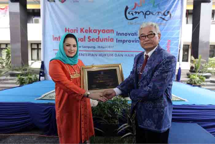 Aprilani Yustin Ficardo Terima Penghargaan di Bidang Kekayaan Intelektual dari Kanwil Kemenkum HAM