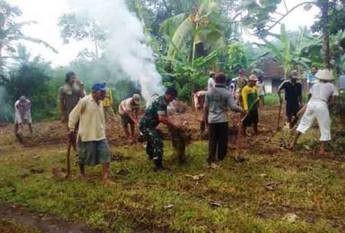 Danramil Labuhan Maringgai Kerja Bakti di Desa Sadar Sriwijaya