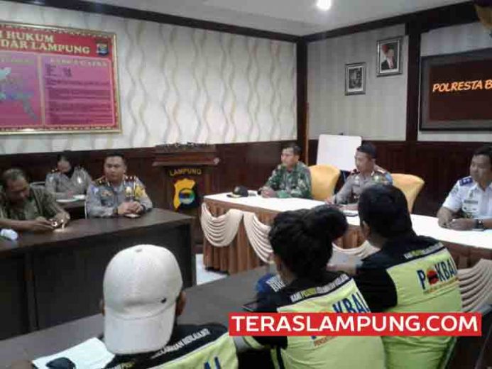 Para Tukang Ojek Tradisional dan Pengemudi Gojek Akhirnya Sepakat Damai