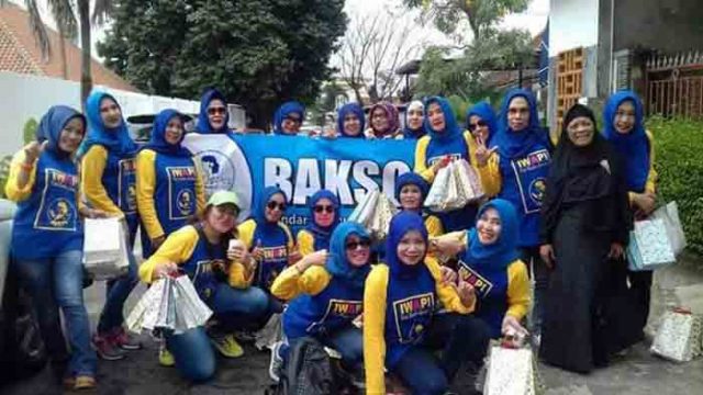 Jelang Ramadan Iwapi Cabang Lampung Bagi Sembako di Gudang Lelang