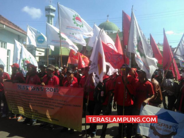 Ratusan Aktivis Buruh Peringati May Day di Bundaran Adipura Bandarlampung