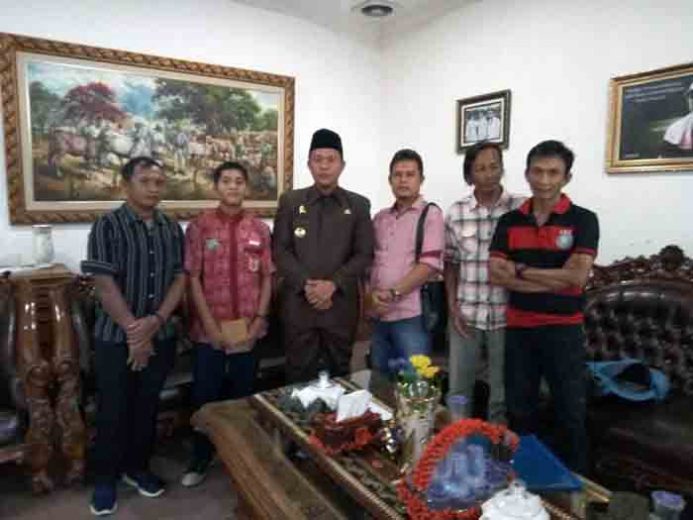 Rio Pamitan dengan Bupati Mustafa untuk Ikut Seleksi ESP Entry Soccer Profesional di Spanyol