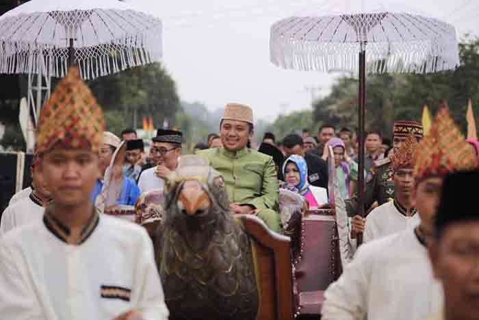 Gubernur Ridho Ficardo Terima Gelar Adat dari Keratuan Melinting