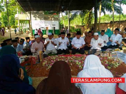 Gubernur Ridho Ficardo Ziarah ke Makam Ketua Rois Syuriah NU Lampura