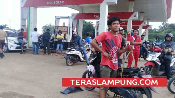 Dicurigai Jual Pertalite Oplosan, SPBU Madukoro Kotabumi Digeruduk Warga