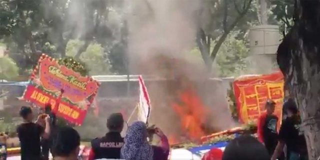 Buruh Pembakar Bunga di Balai Kota Minta Maaf, Ini Alasan Mereka Membakar Bunga