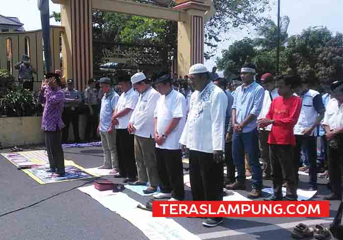 Terduga Bandar Narkoba dan Terduga Begal Ditembak Mati, Aktivis Germala Shalat Ghaib di Depan Mapolda Lampung