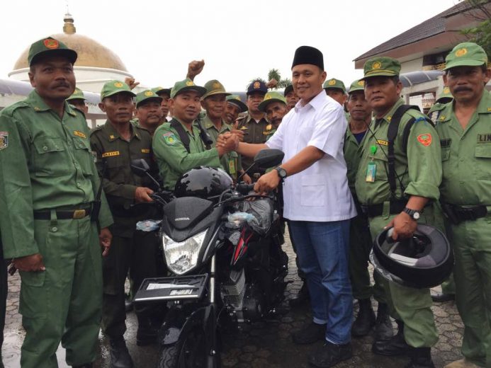 Tingkatkan Keamanan, Bupati Mustafa Serahkan 28 Kendaraan Patroli untuk Para Danton