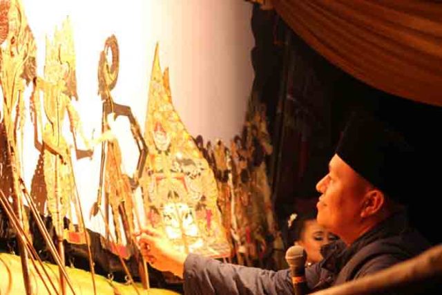 Ketika Bupati Mustafa Menjadi Dalang Wayang Kulit