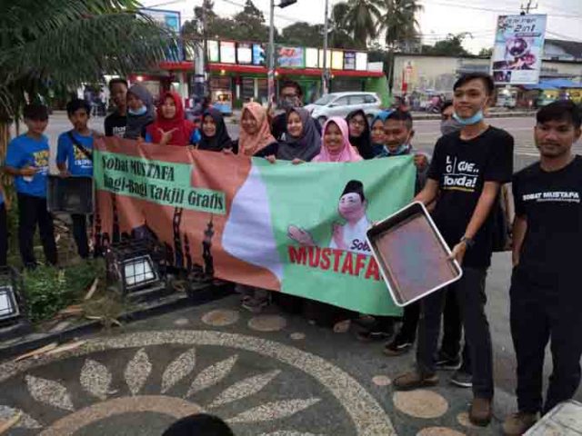 Sobat Mustafa Bagikan Takjil Gratis