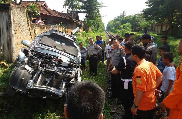 Toyota Terios Ditabrak Kereta Api, Dua Siswi SMPN 2 Bandarlampung Tewas