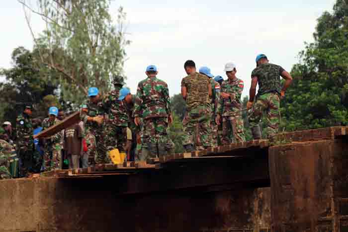 Prajurit TNI Kontingen Garuda XXXVII Renovasi Jembatan di Afrika Selatan