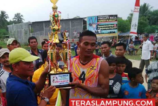 Warga Antusias Tonton Turnamen Bola Voli Aprozi Cup