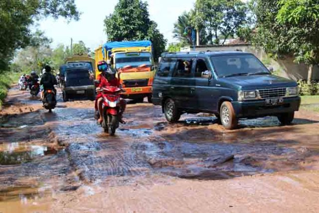 Jalan Provinsi Rusak, Warga Seputih Raman Minta Pemprov Segera Perbaiki