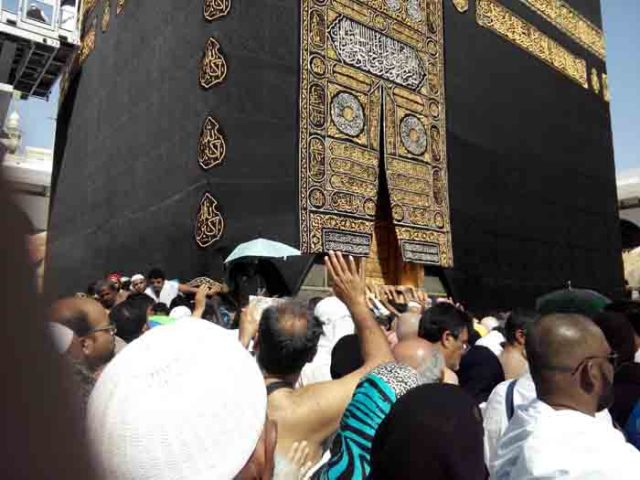 Ibadah Umrah pada Bulan Ramadan, Ada Joki untuk Mencium Hajar Aswad