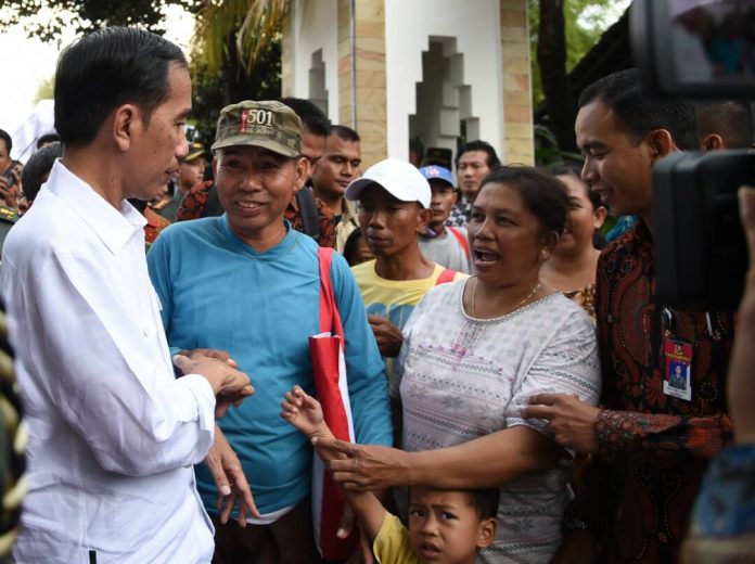Lebaran di Kampung Halaman, Presiden Jokowi Saksikan Pembagian Sembako
