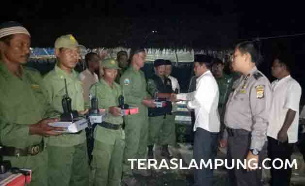 Tingkatkan Keamanan, Kades Sidodadi Lamsel Bekali HT para Anggota Hansip