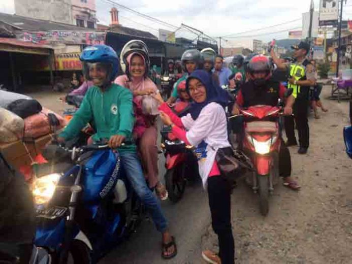 Liga Mahasiswa Nasdem Lampung Bagikan Takjil Gratis