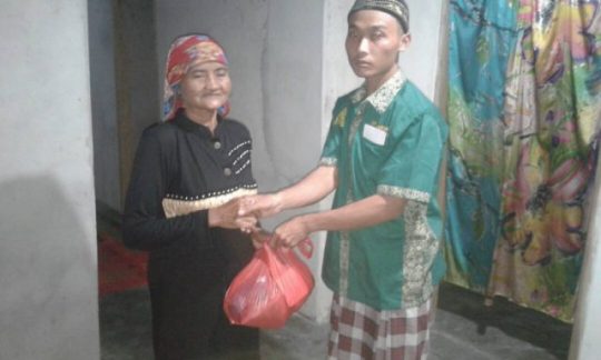 Dapat Paket Sembako Jelang Lebaran, Nenek Musirah Merasa Diperhatikan