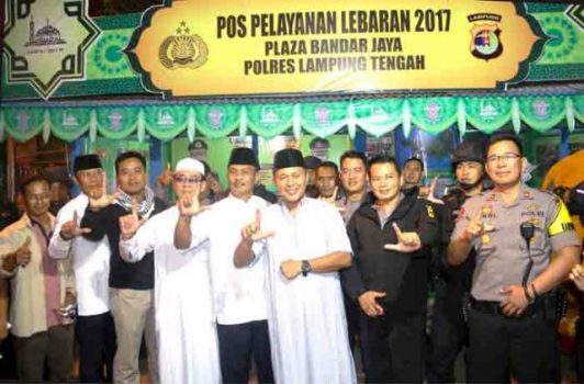 Bupati Mustafa Pantau Arus Mudik – Balik di Bandarjaya