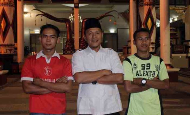 Bupati Mustafa Beri Beasiswa kepada Dua Pesepak Bola Lamteng