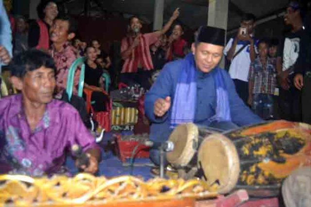 Di Sela Tinjau Ronda, Bupati Mustafa Sambangi Kelompok Seni Tradisi