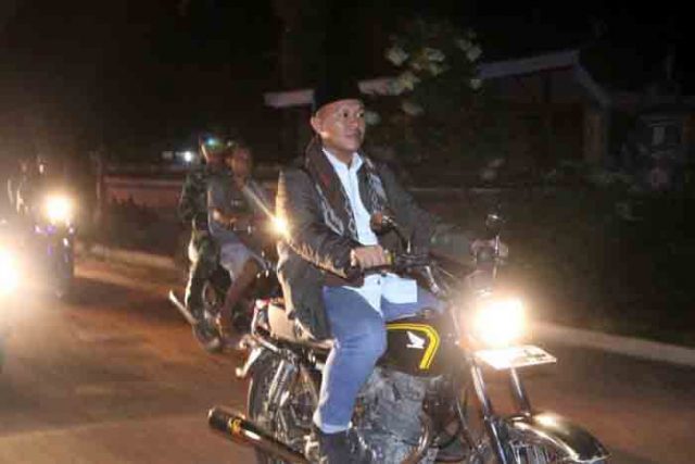 Keliling Kampung Pakai Sepeda Motor, Bupati Mustafa Aktif Ronda Selama Ramadan