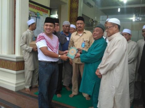 Gubernur Ridho Ficardo Bayar Zakat di Masjid Al-Mubaligh