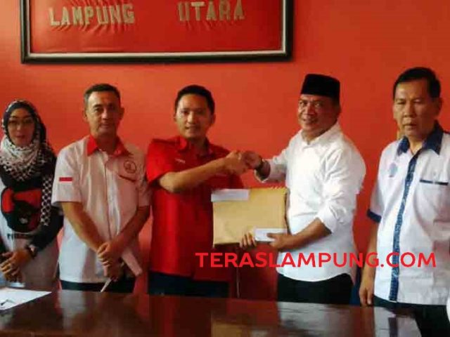 Aprozi Alam Serahkan Berkas Pendaftaran Balonbup Lampura ke PDIP