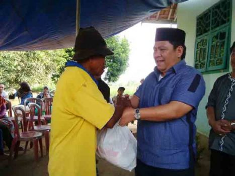 Mantan Bupati Lampura Bagikan Sembako untuk Warga Sumber Arum