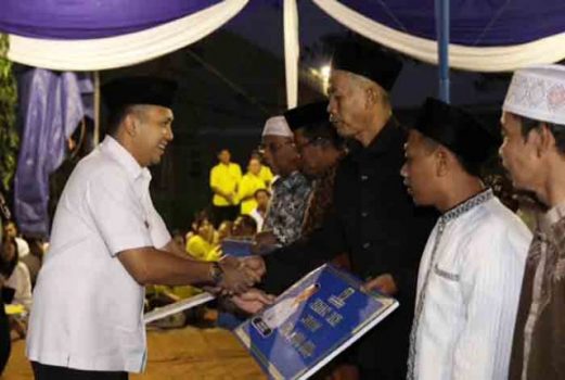 Gubernur Ridho Ficardo Serahkan Dana Insentif Umat