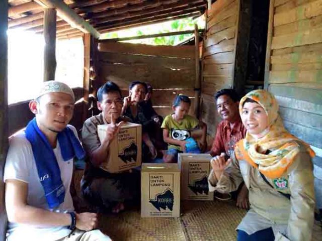 Ridho Ficardo – Alumni Alkautsar Bagikan Sembako untuk Warga Natar