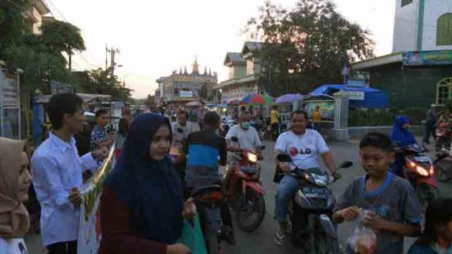 Sobat Mustafa Bagikan Takjil Gratis di Sekitar Masjid Istiqlal Bandarjaya