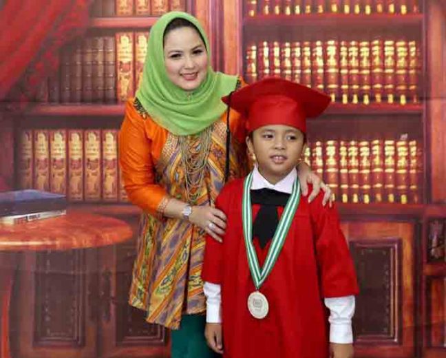 Aprilani Yustin Ficardo Dampingi Putra Sulungnya Rayakan Kelulusan