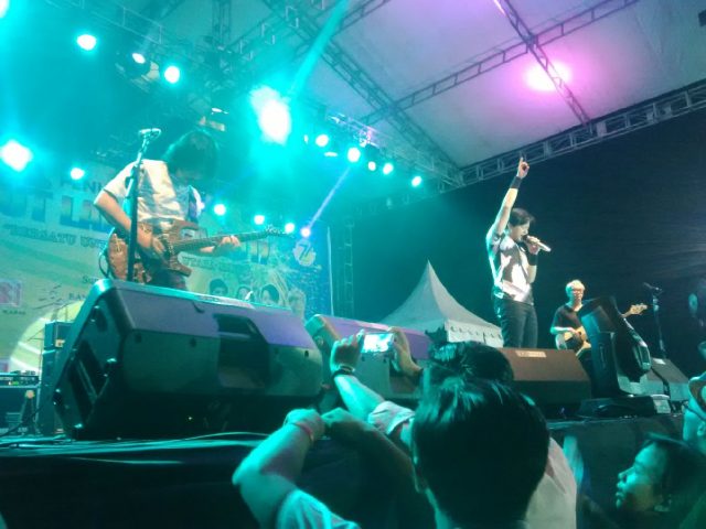 Galeri Foto Aksi GIGI pada Malam Puncak Peringatan HUT ke-71 Lampura