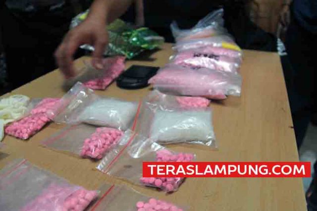 Digerebek dengan BB 7.300 Pil Ekstasi, Bandar Narkoba Ini Baru Dua Bulan Tinggal di Rumah Kontrakan