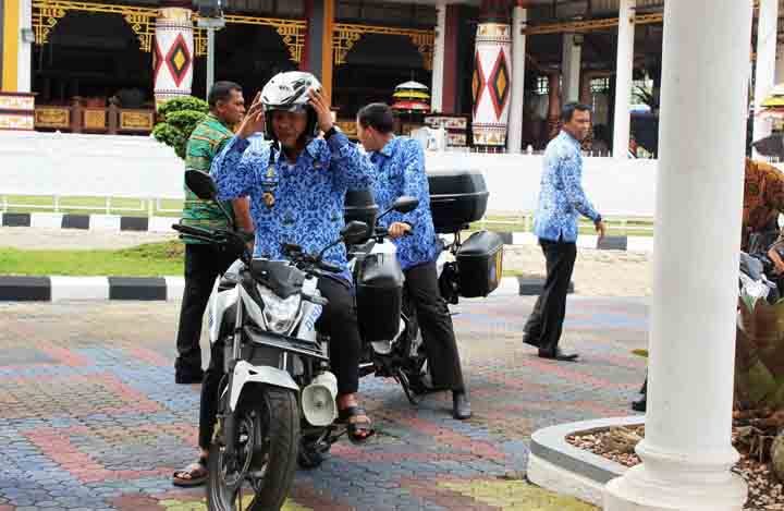 Bupati Mustafa Serahkan Sepeda Motor Patroli untuk Petugas Dishub
