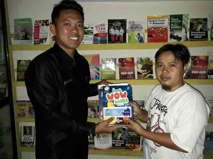 Gubernur Ridho Serahkan Bantuan Buku untuk Perpustakaan Keliling Way Kanan
