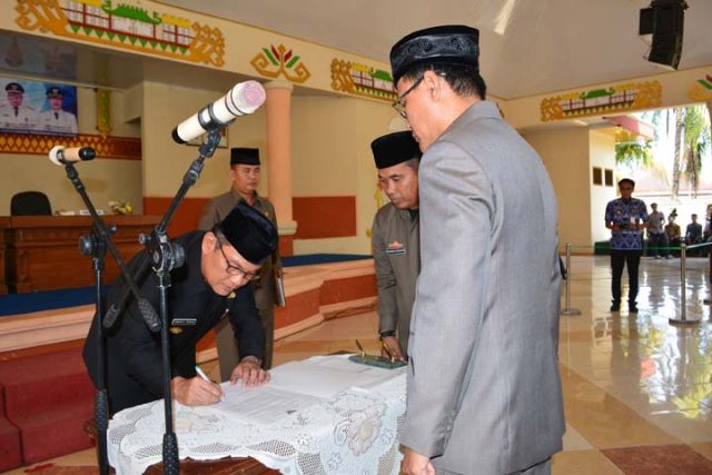 Lantik 126 Pejabat, Bupati Hanan Rozak Harapkan Peningkatan Kinerja