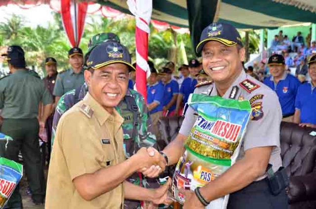 Pembukaan TMMD, Bupati Khamami Promosikan Beras Asli Mesuji
