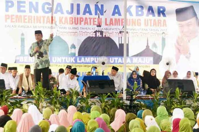 Pengajian Bersama Ustaz Fikri Haikal di Islamic Center Kotabumi Diikuti Ratusan Warga