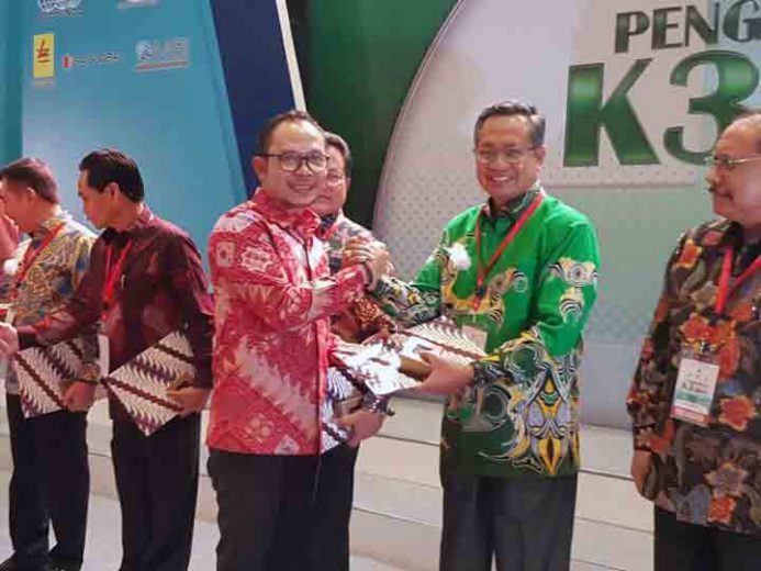 Gubernur Ridho Ficardo Terima Penghargan sebagai Pembina K3 Terbaik